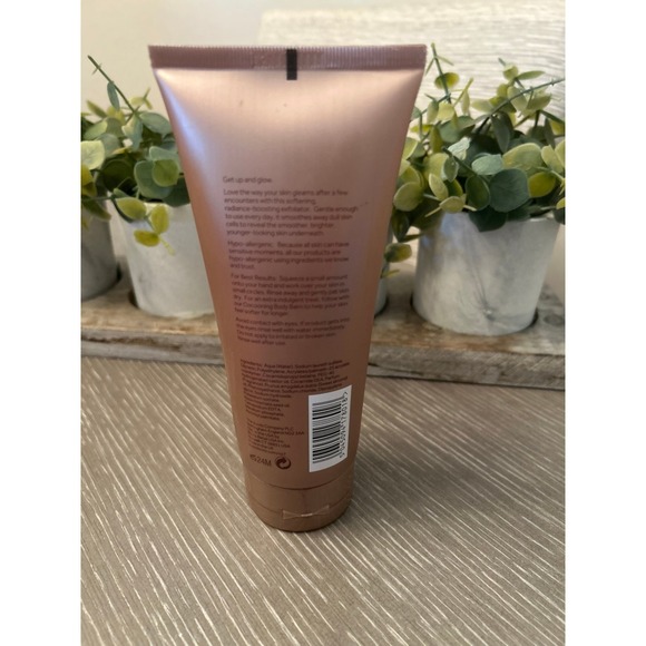 No7 Cleansing Body Polish, a gentle exfoliant - Picture 3 of 3